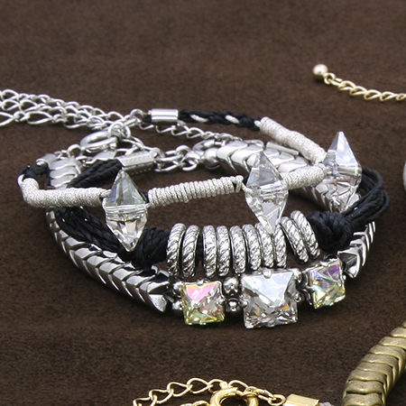 �X�����t�X�L�[�̃��^���b�N�G���K���g3�A�u���X